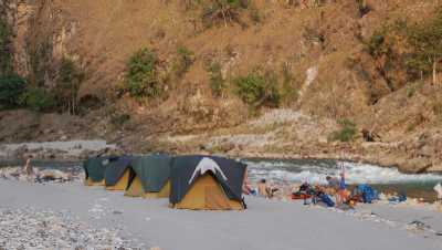 лагерь на берегу реки